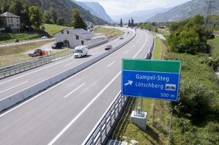 Les automobilistes désireux de se rendre à Brigue ou en Italie, devront sortir de l'autoroute durant cinq semaines à Gampel/Steg (photo d'illusttration). KEYSTONE/ANTHONY ANEX